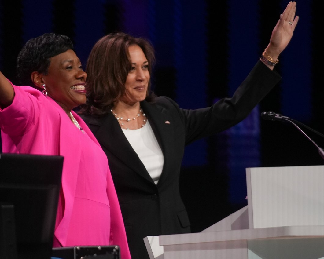 NEA President Becky Pringle and US Vice President Kamala Harris greet RA delegates