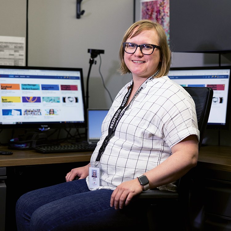 Jana Hedlund sits at a computer