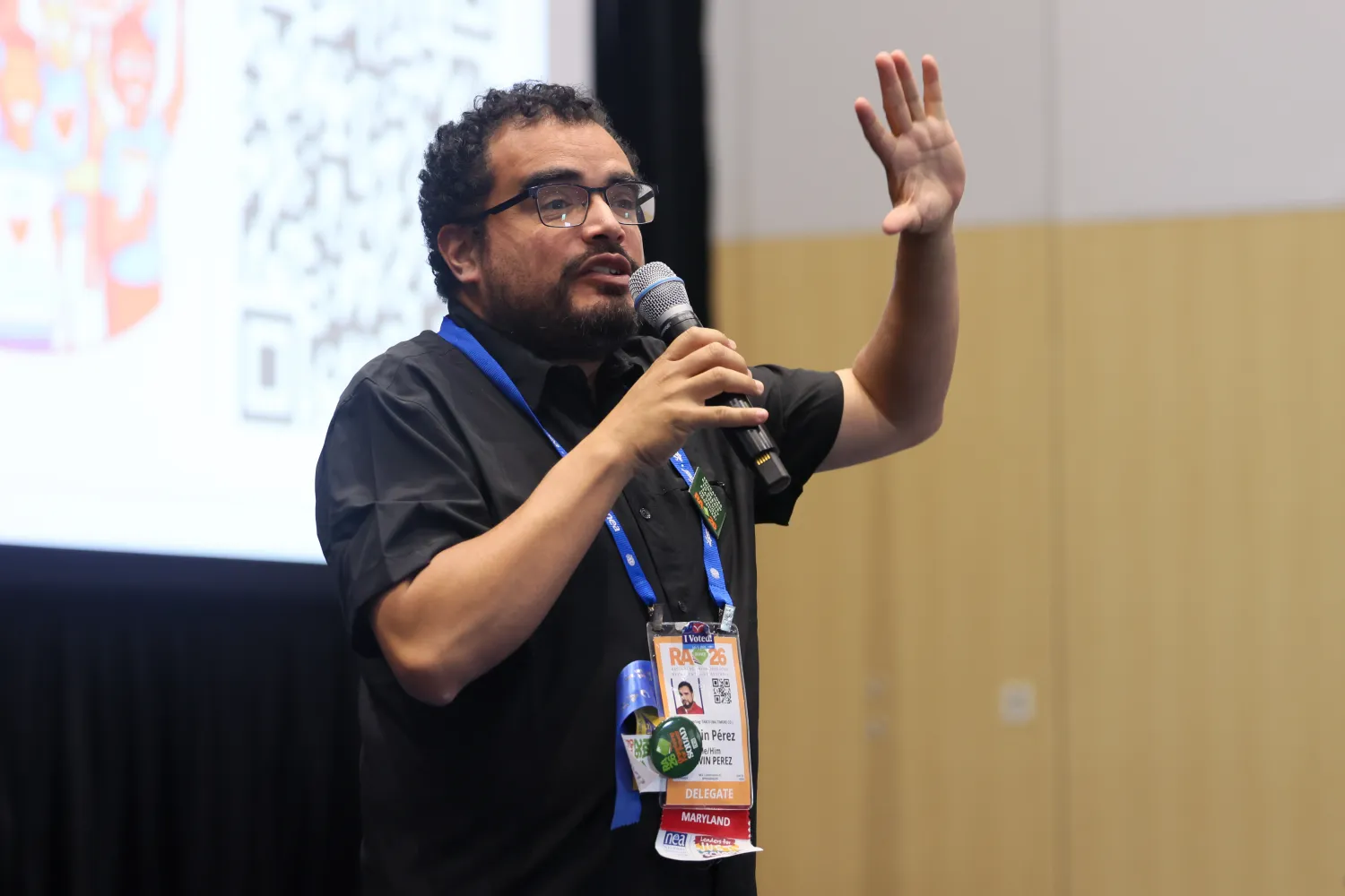 Edwin Pérez, Maryland teacher, arm raised