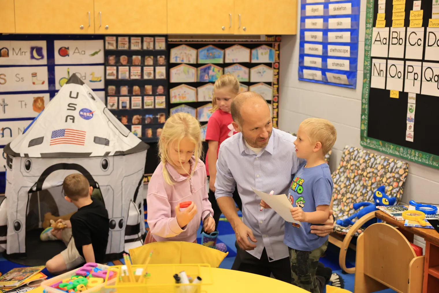 Dwayne Taylor with kindergartners