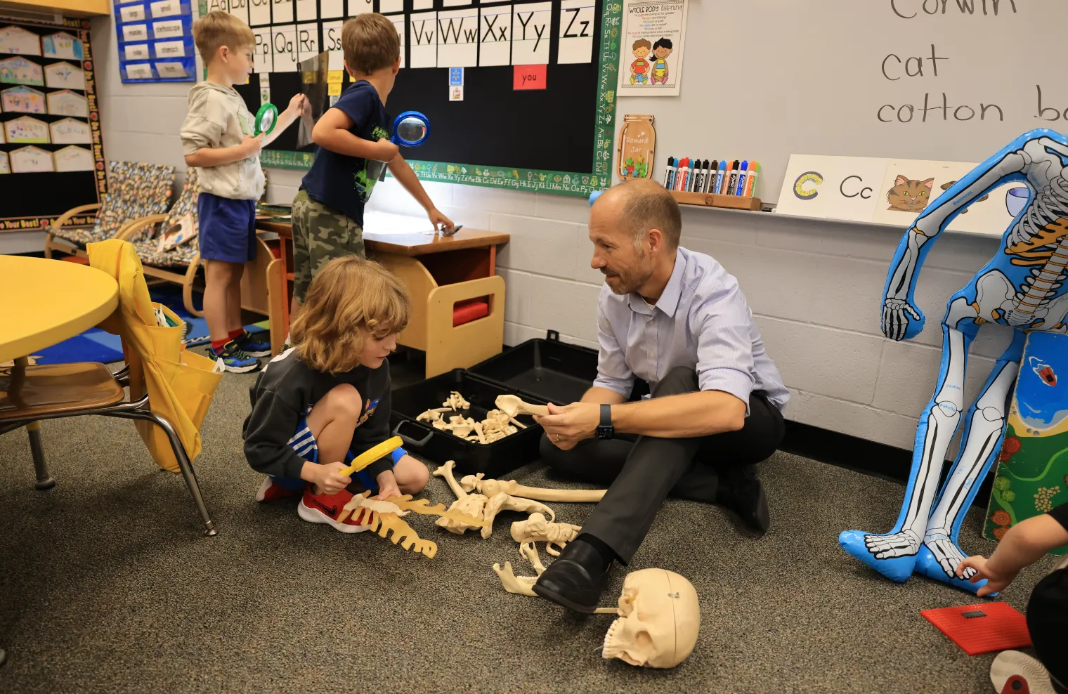 Dwayne Taylor and kindergartners investigate bones