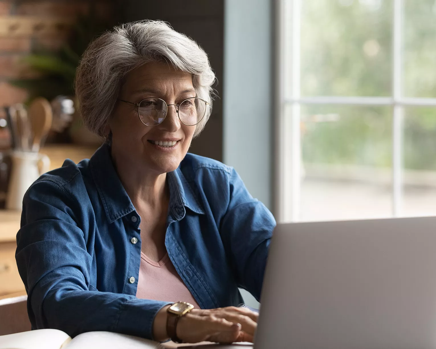 woman collaborating online