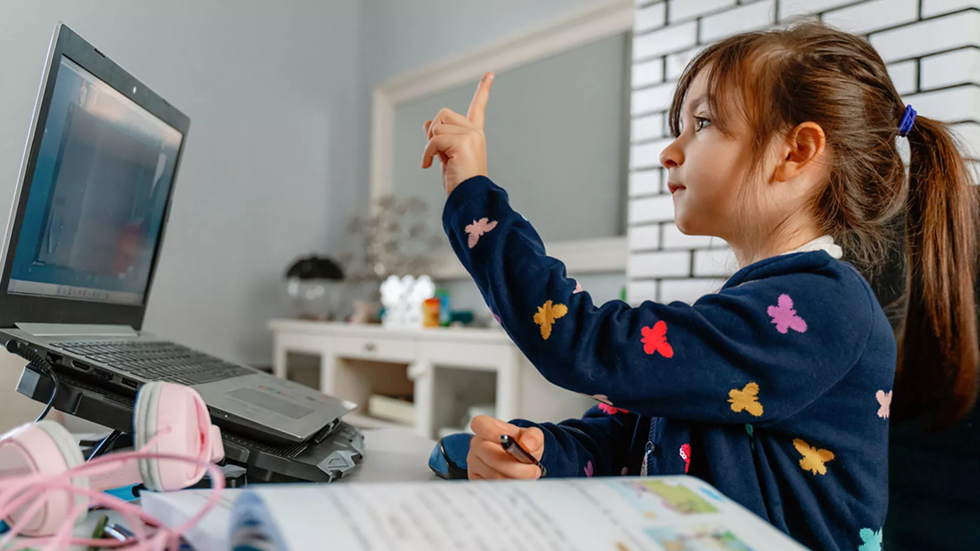 Student learning phonics online