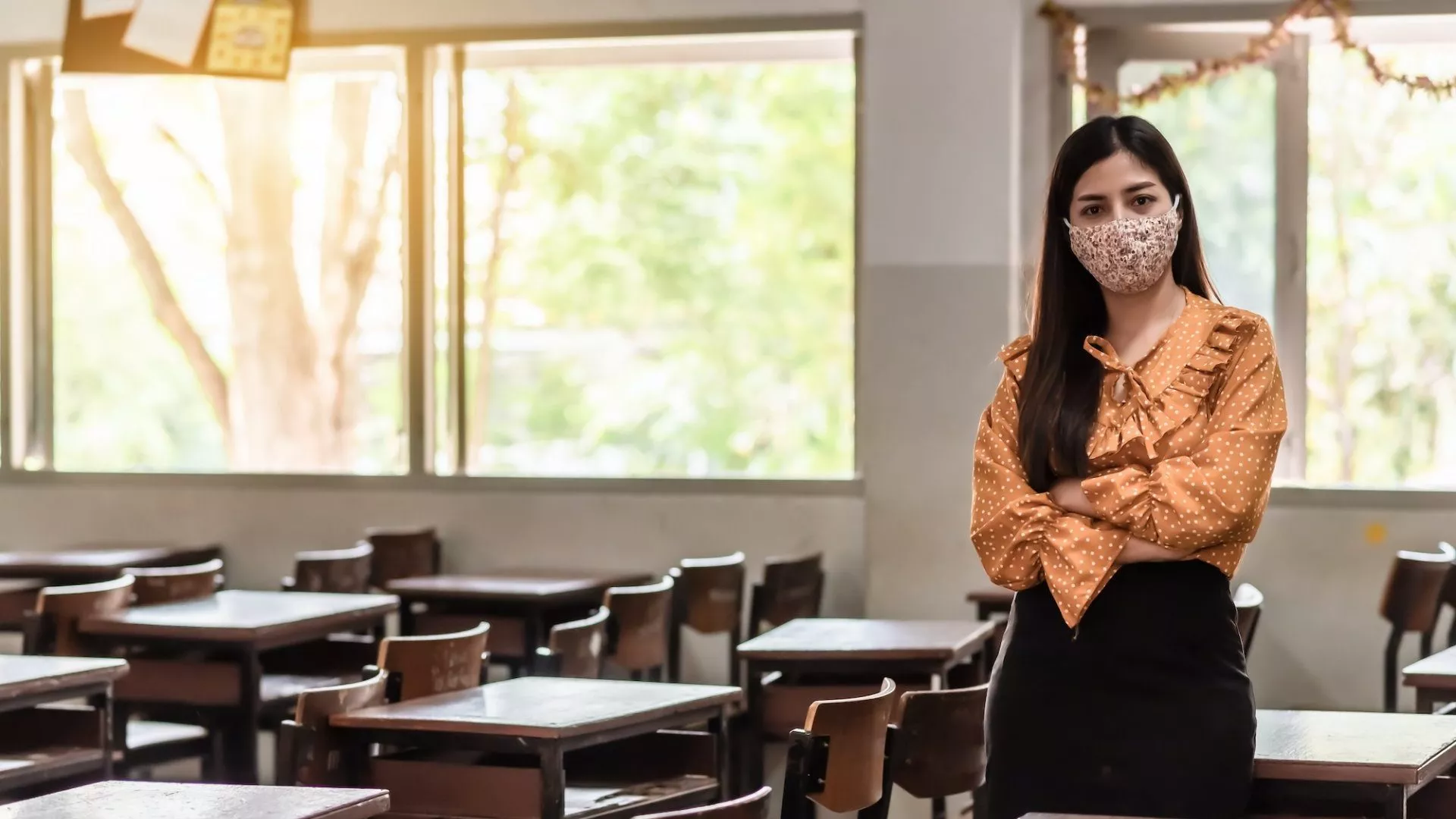 Teacher wears mask in classroom