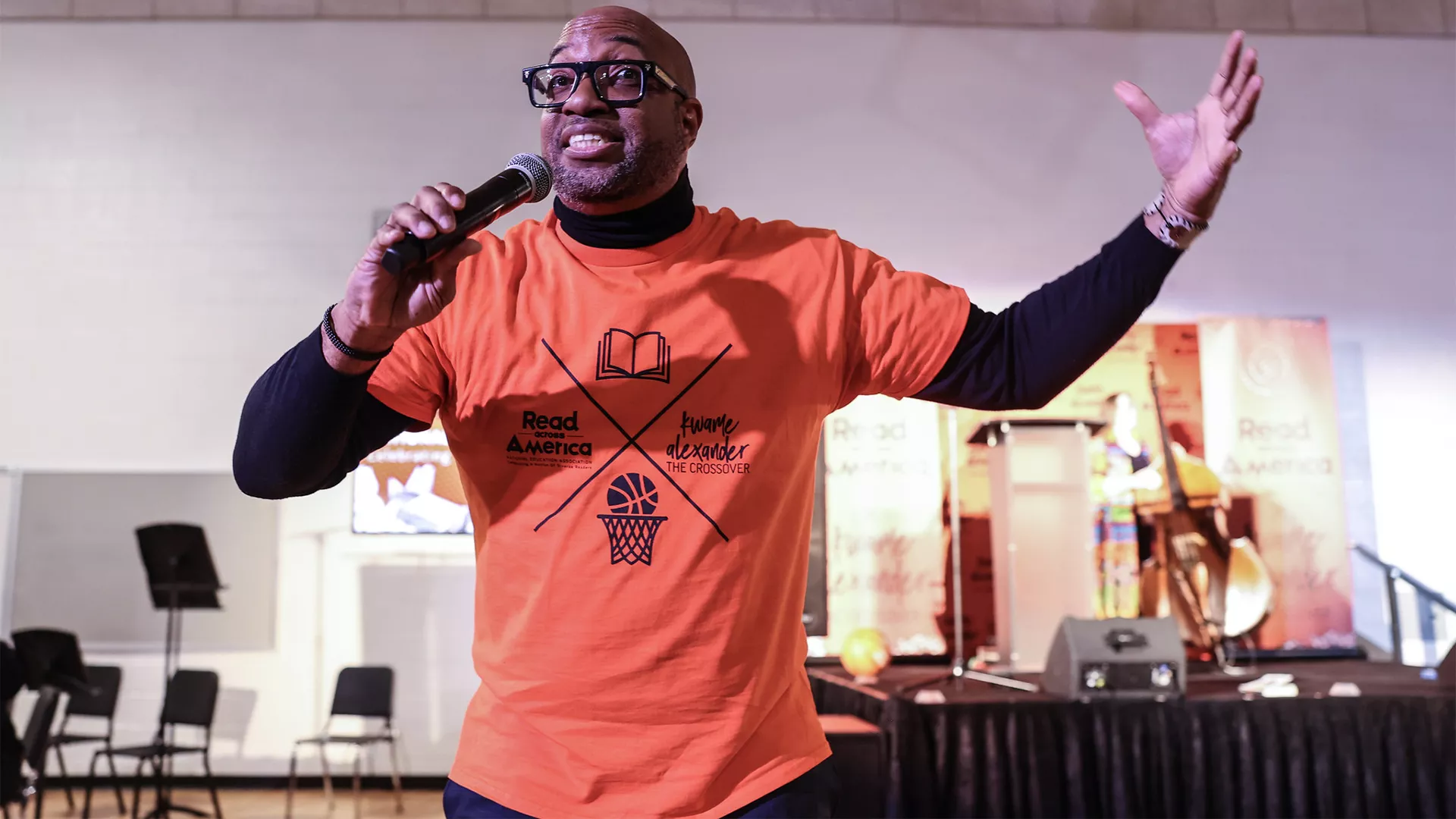 Author Kwame Alexander addresses a crowd in a story concert of his book The Crossover