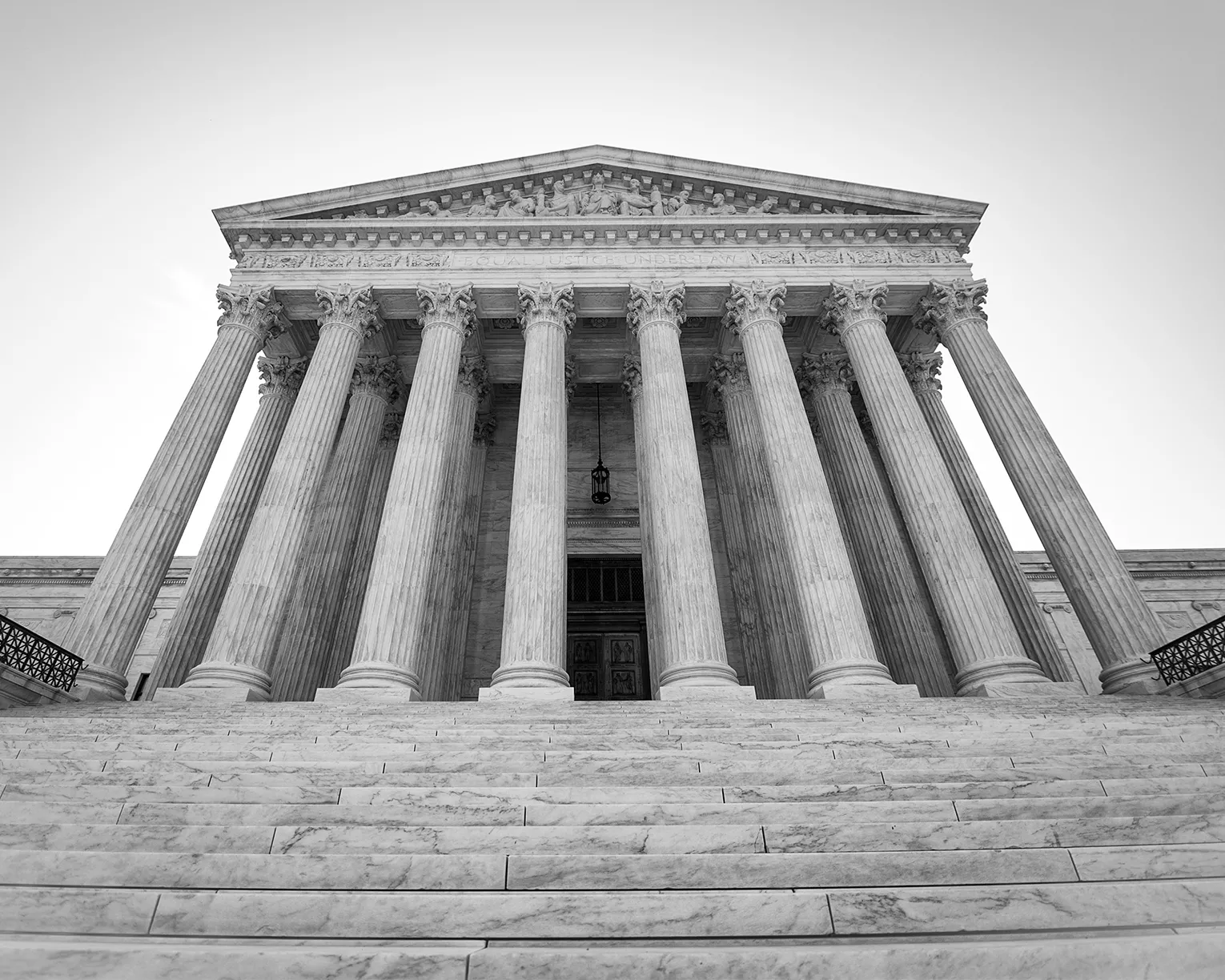 SCOTUS building in black and white