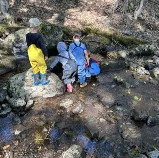 Photo of preschoolers looking into river