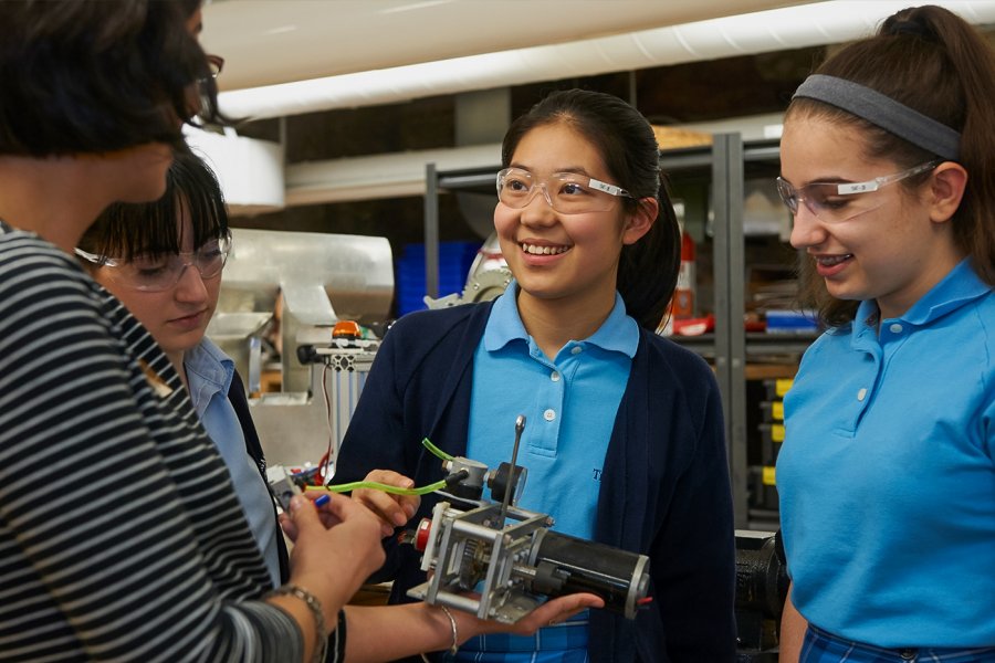 Teaching engineering to girl students