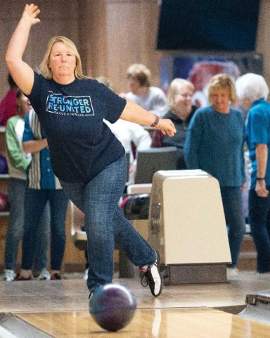Illinois’ Kari Vanderjack throwing a bowling ball.